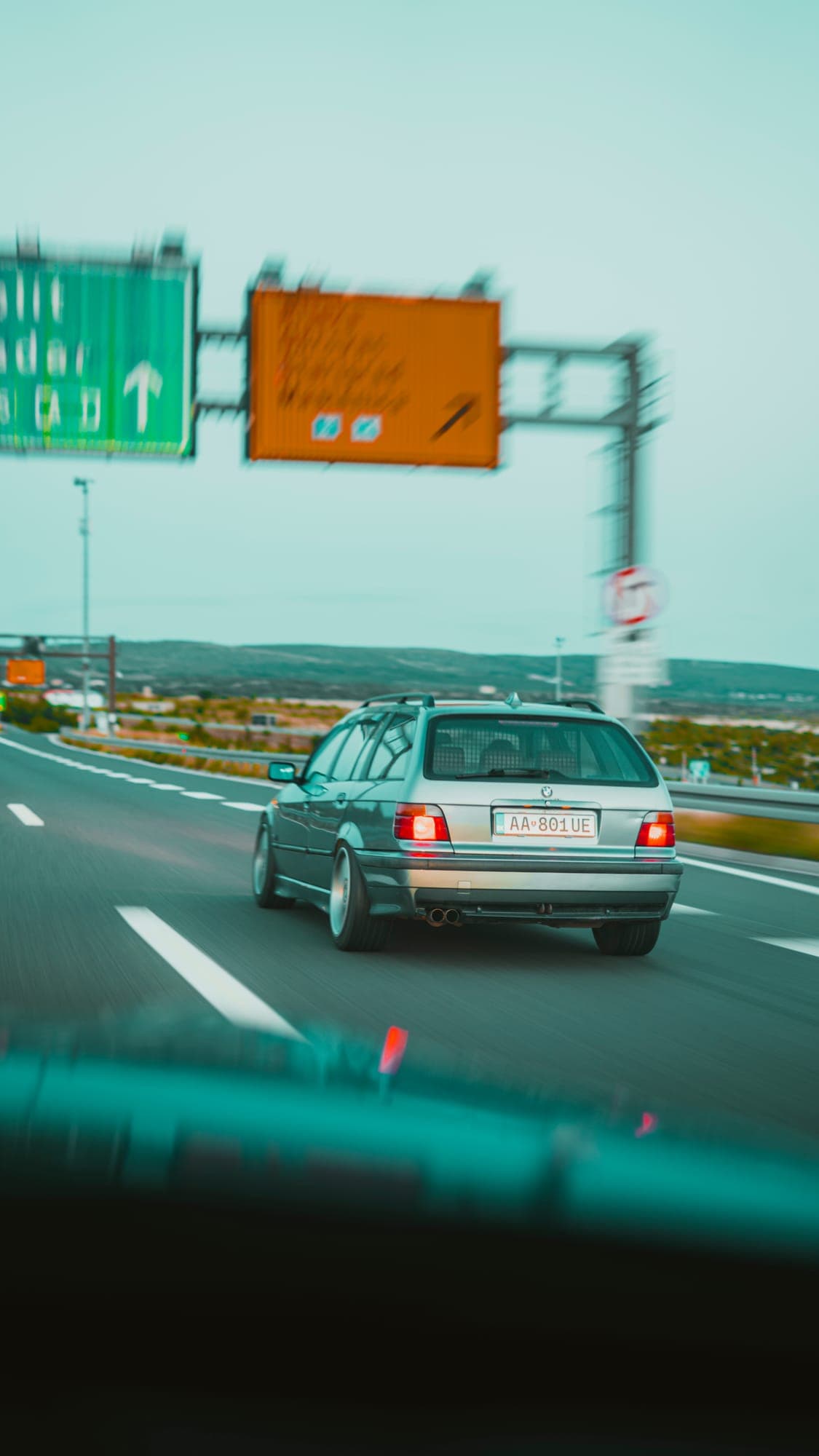BMW na diaľnici, pohľad z auta idúceho za ním