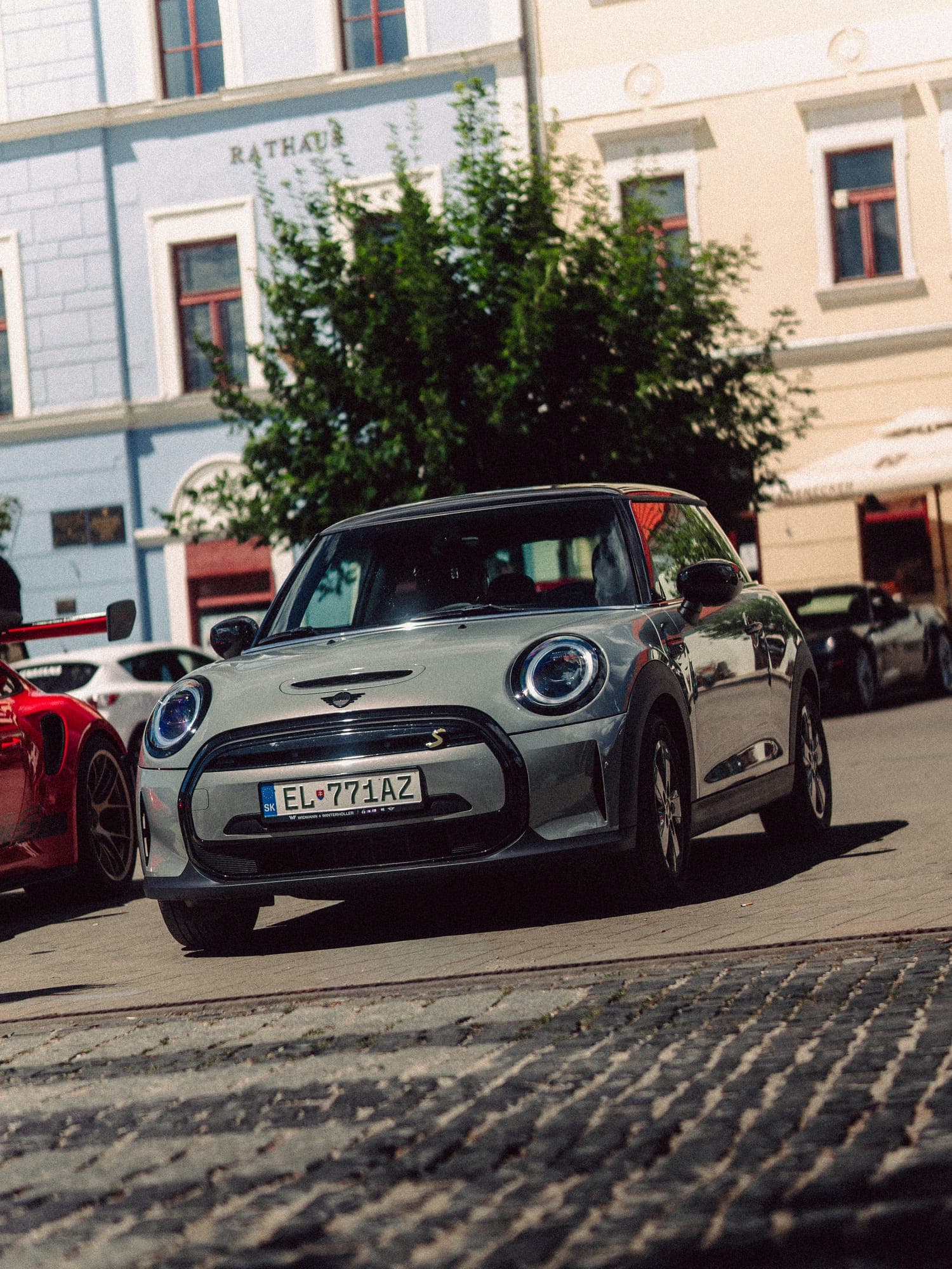 Svetlé MINI Cooper na námestí
