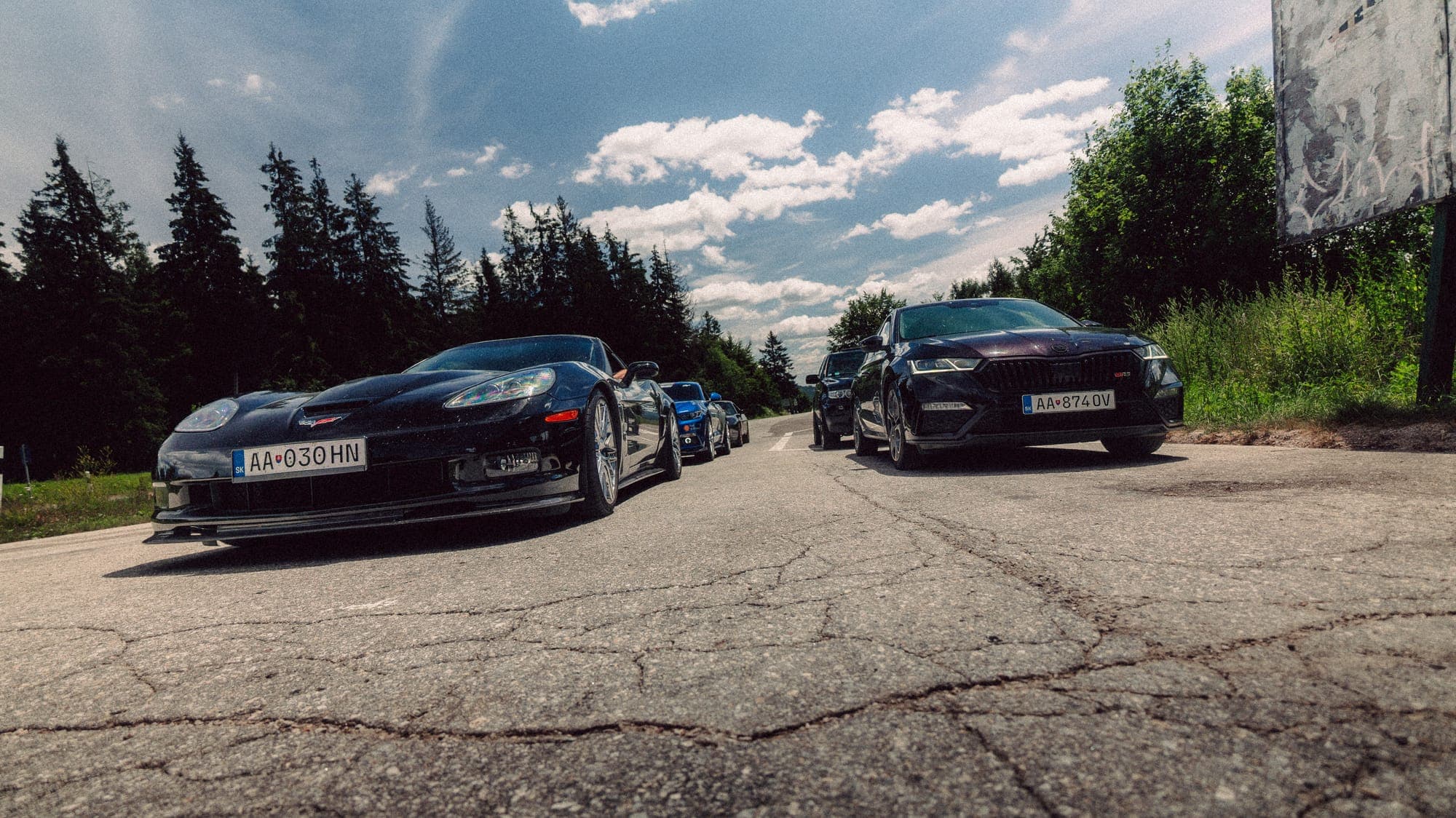 Čierne auto na čele radu áut na parkovisku