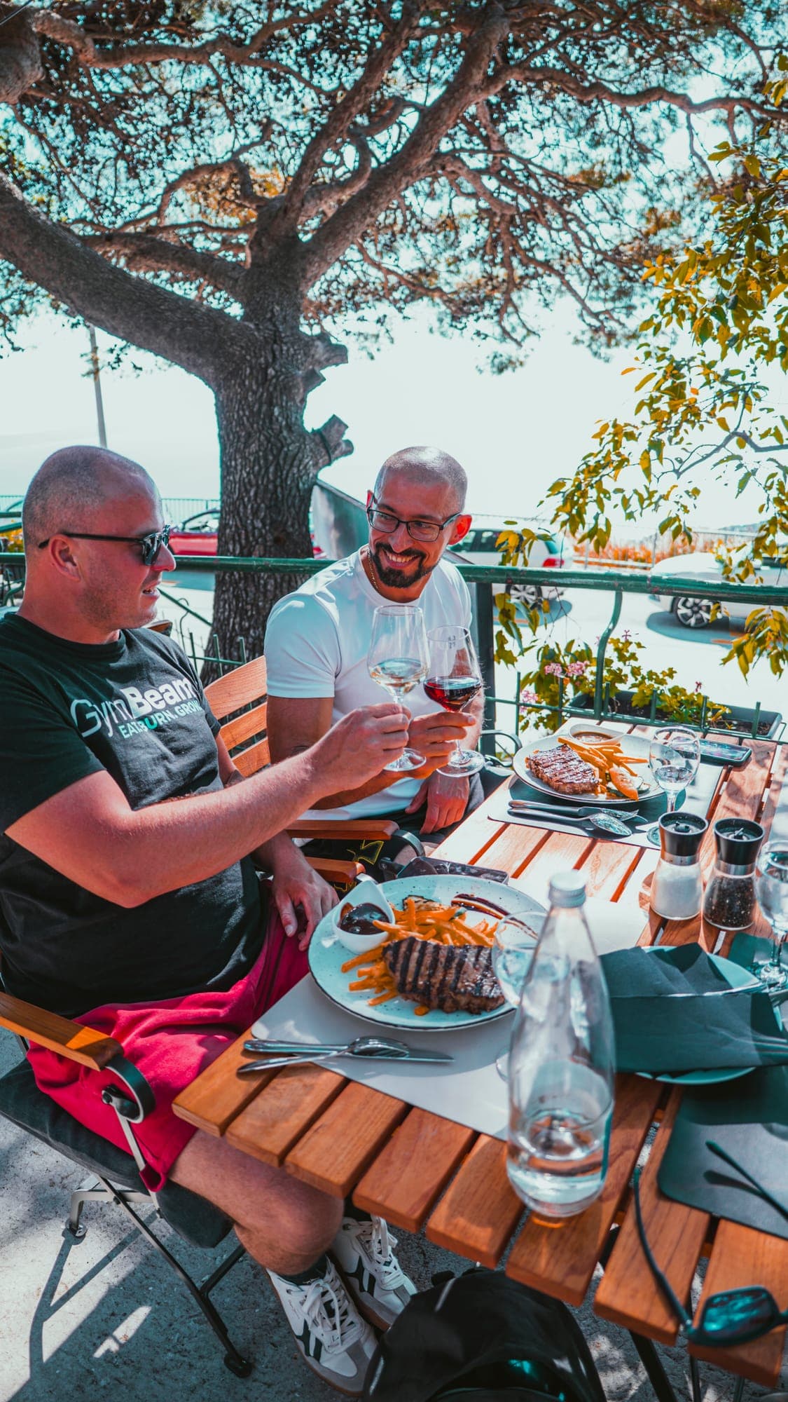 Posedenie pri stole v tieni stromov