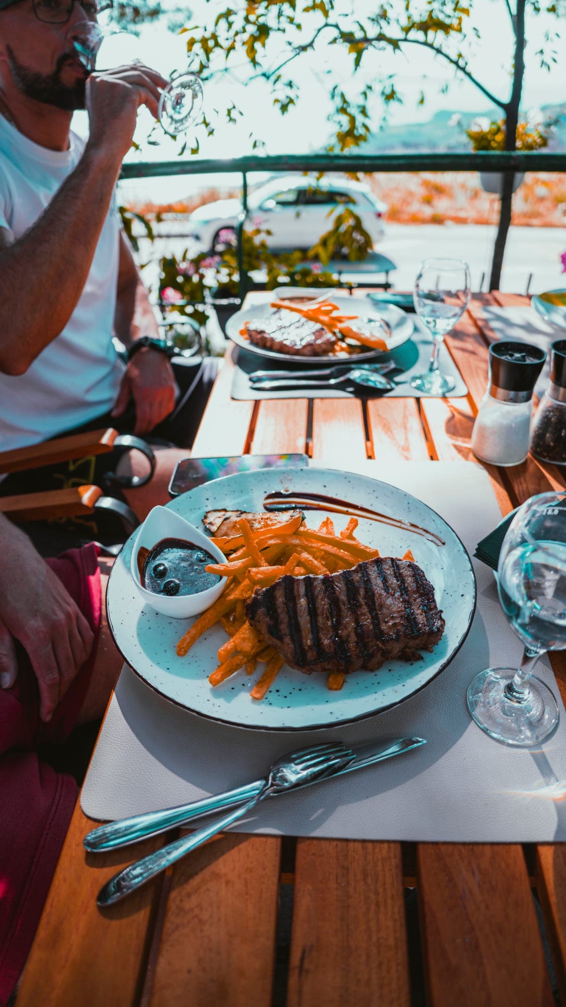Steak s hranolčekmi na stole reštaurácie