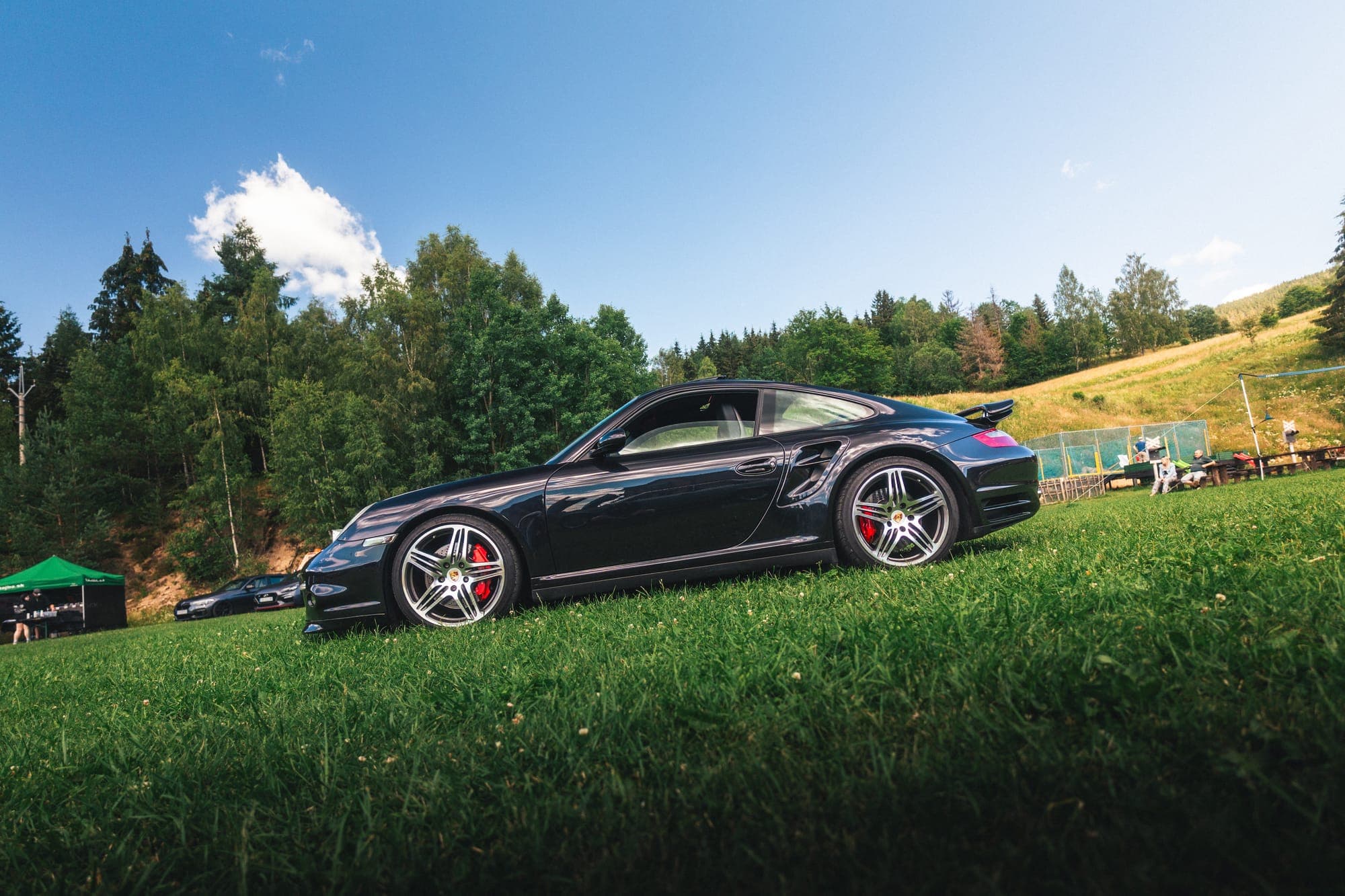 Čierne Porsche na lúke