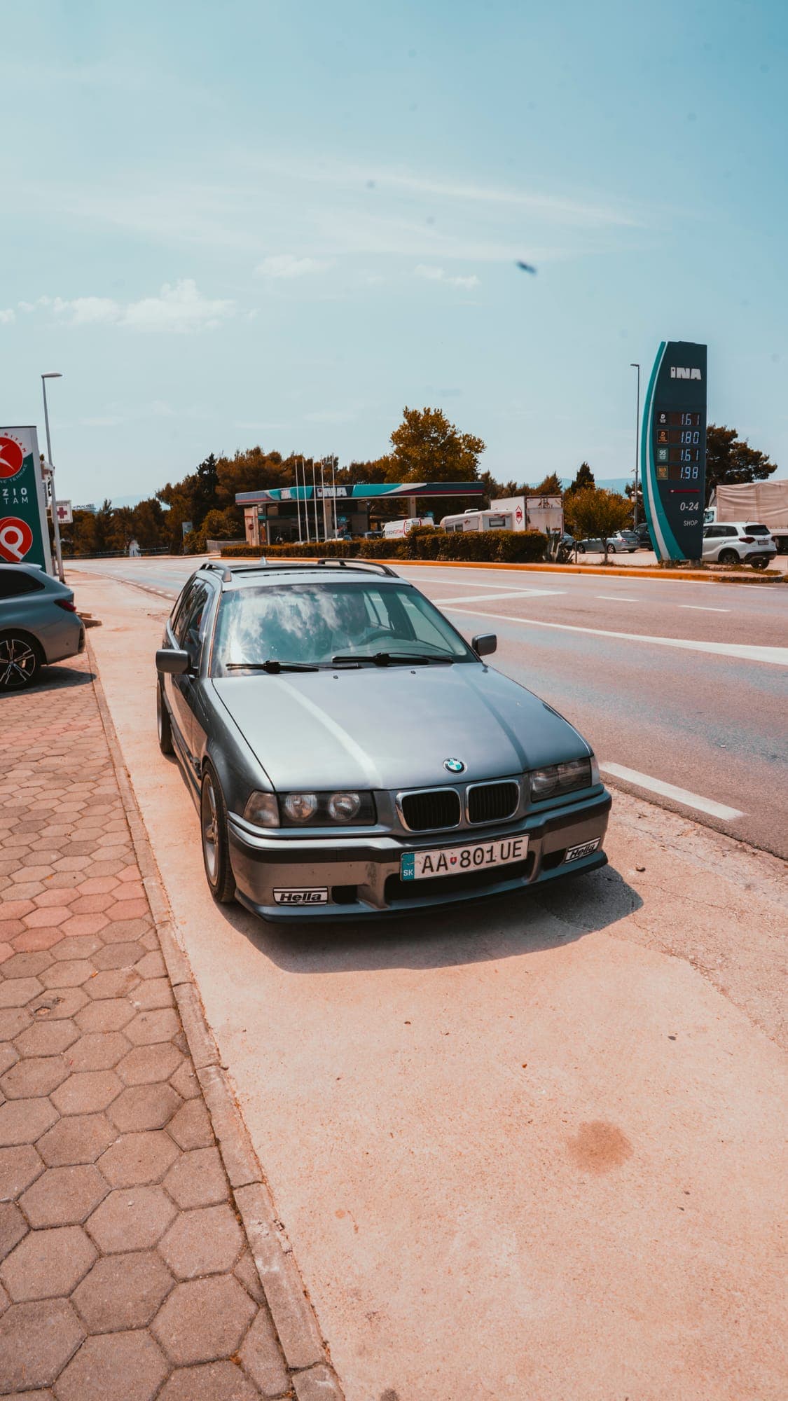 Strieborné BMW na parkovisku