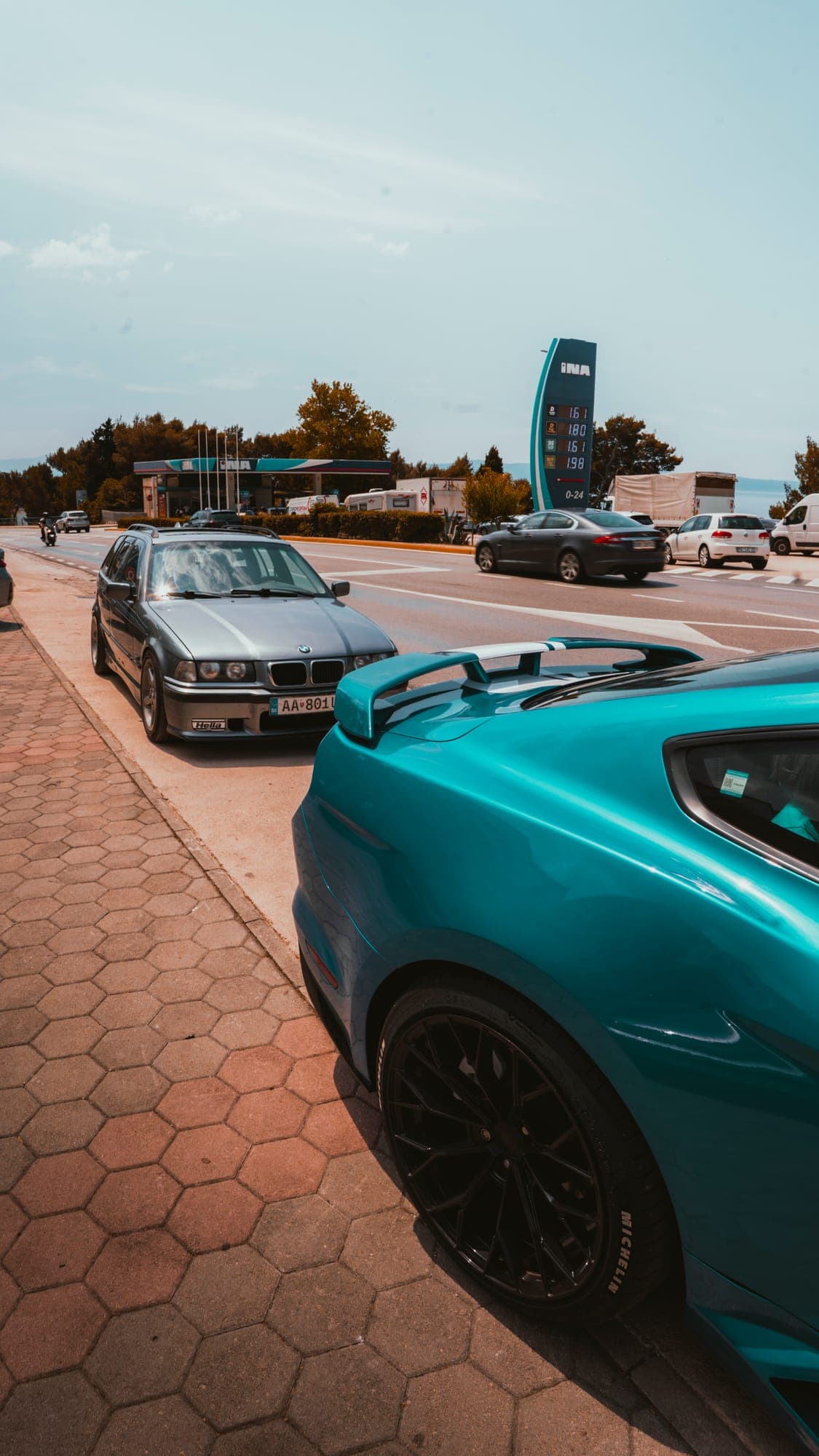 Mustang a BMW zaparkované vedľa seba