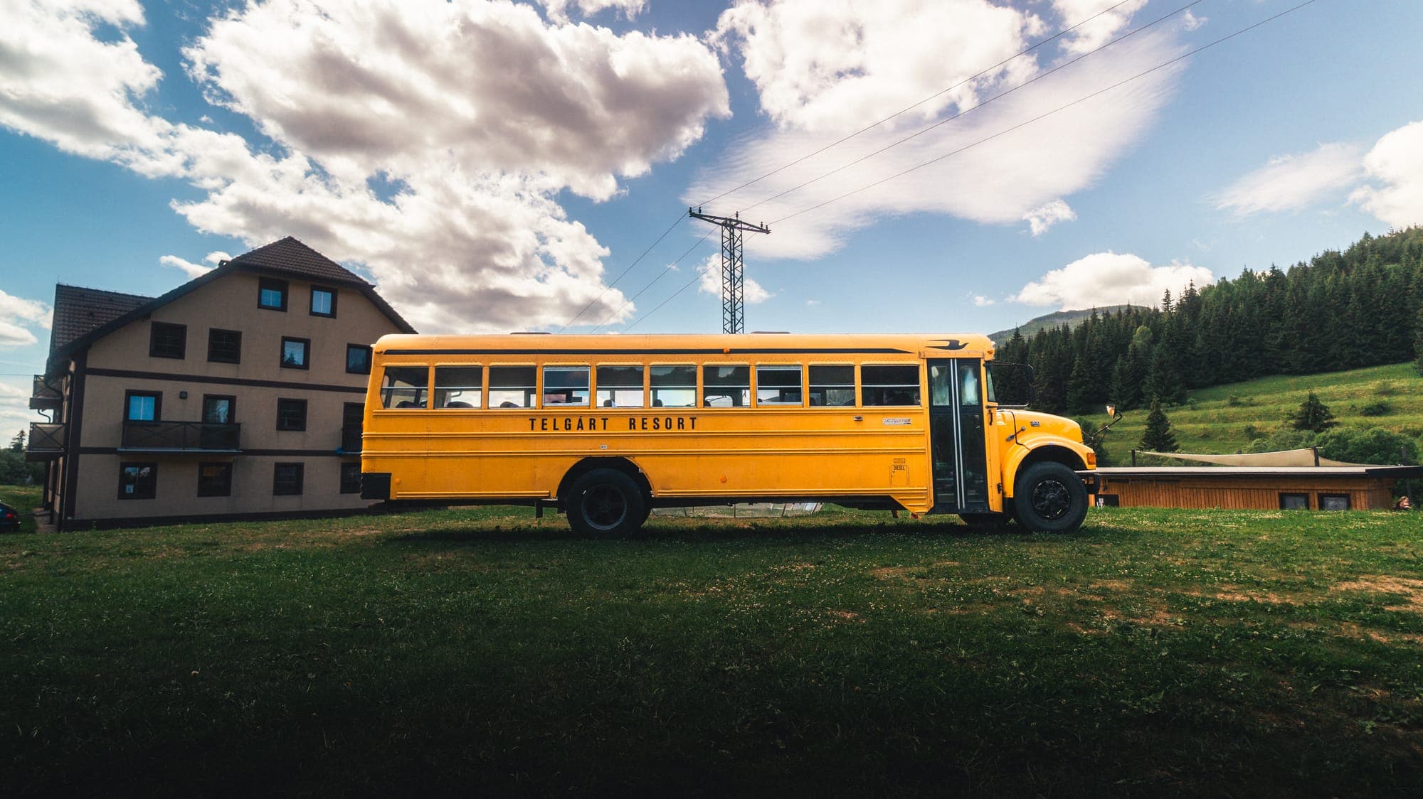 Žltý americký školský autobus na lúke