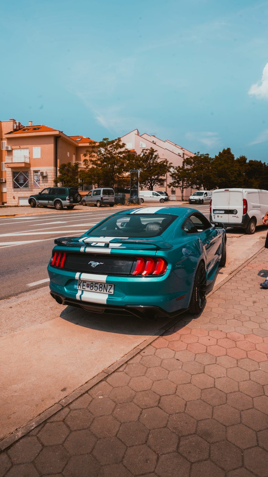 Mustang na parkovisku pred budovami