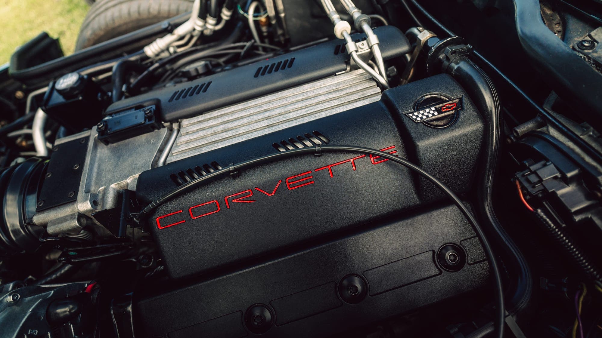 Motor Corvette pod otvorenou kapotou