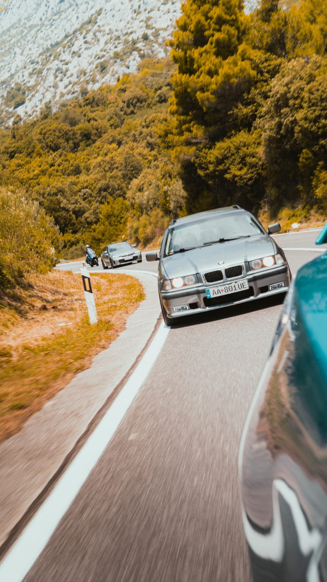 BMW na ceste medzi stromami