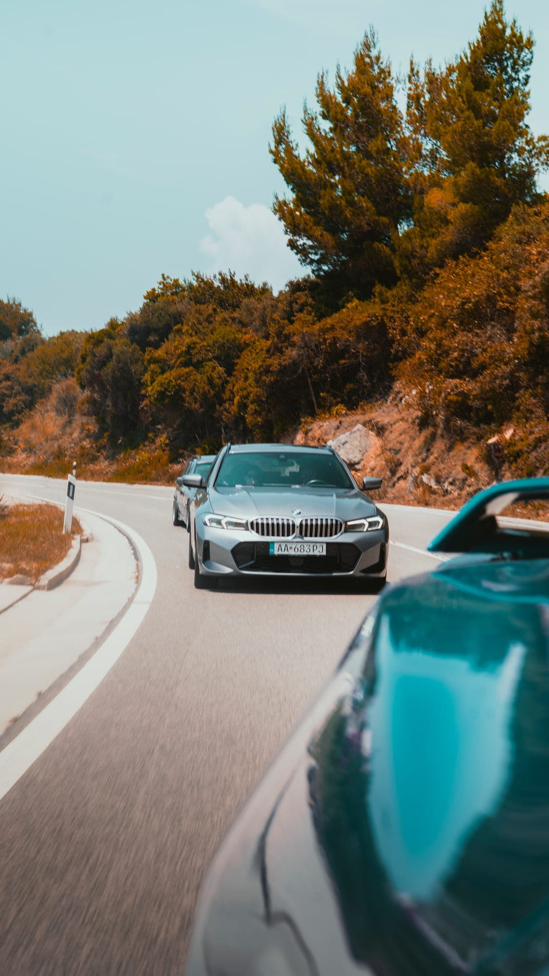BMW v zákrute horskej cesty