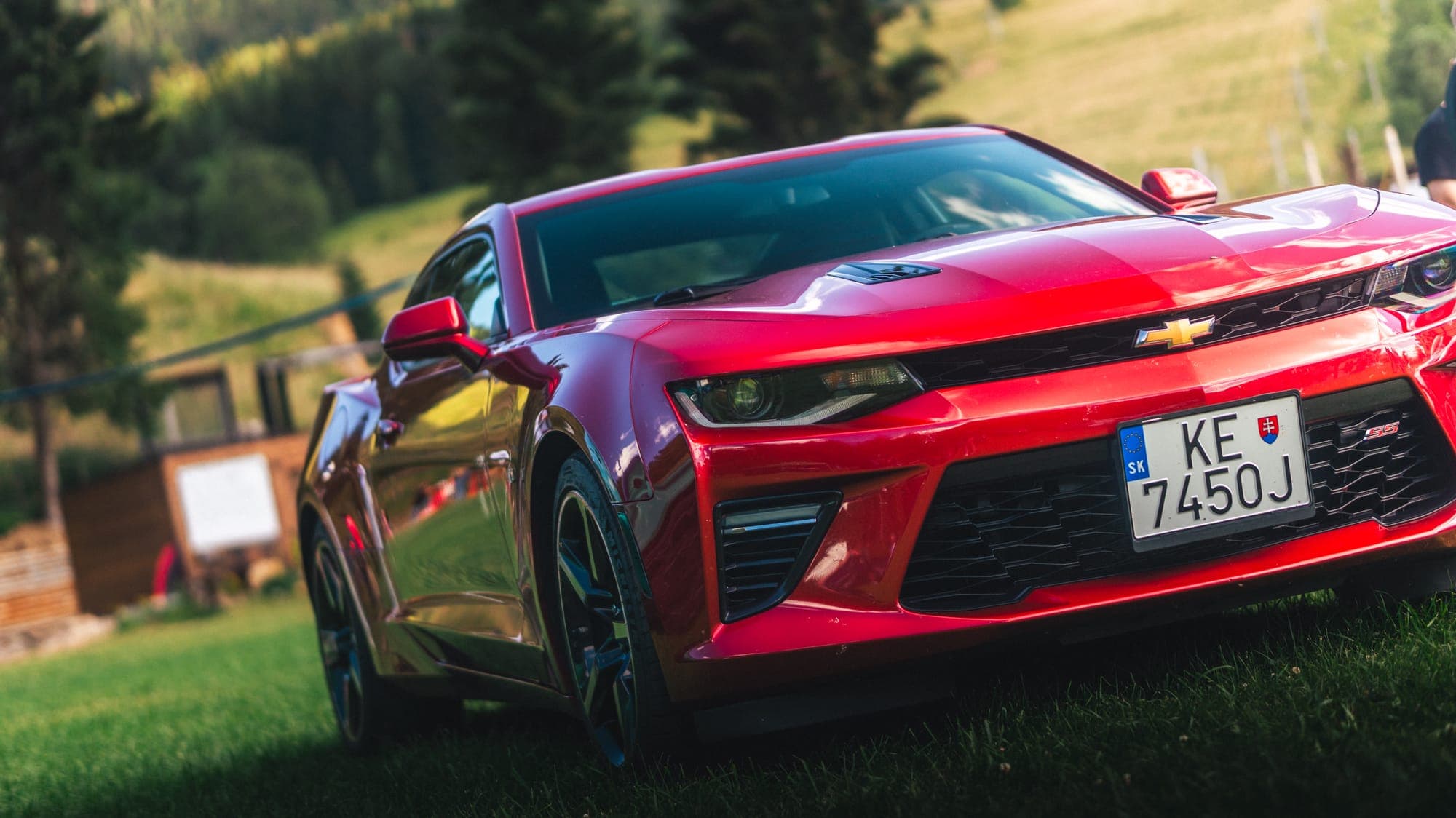 Červený Chevrolet Camaro zblízka