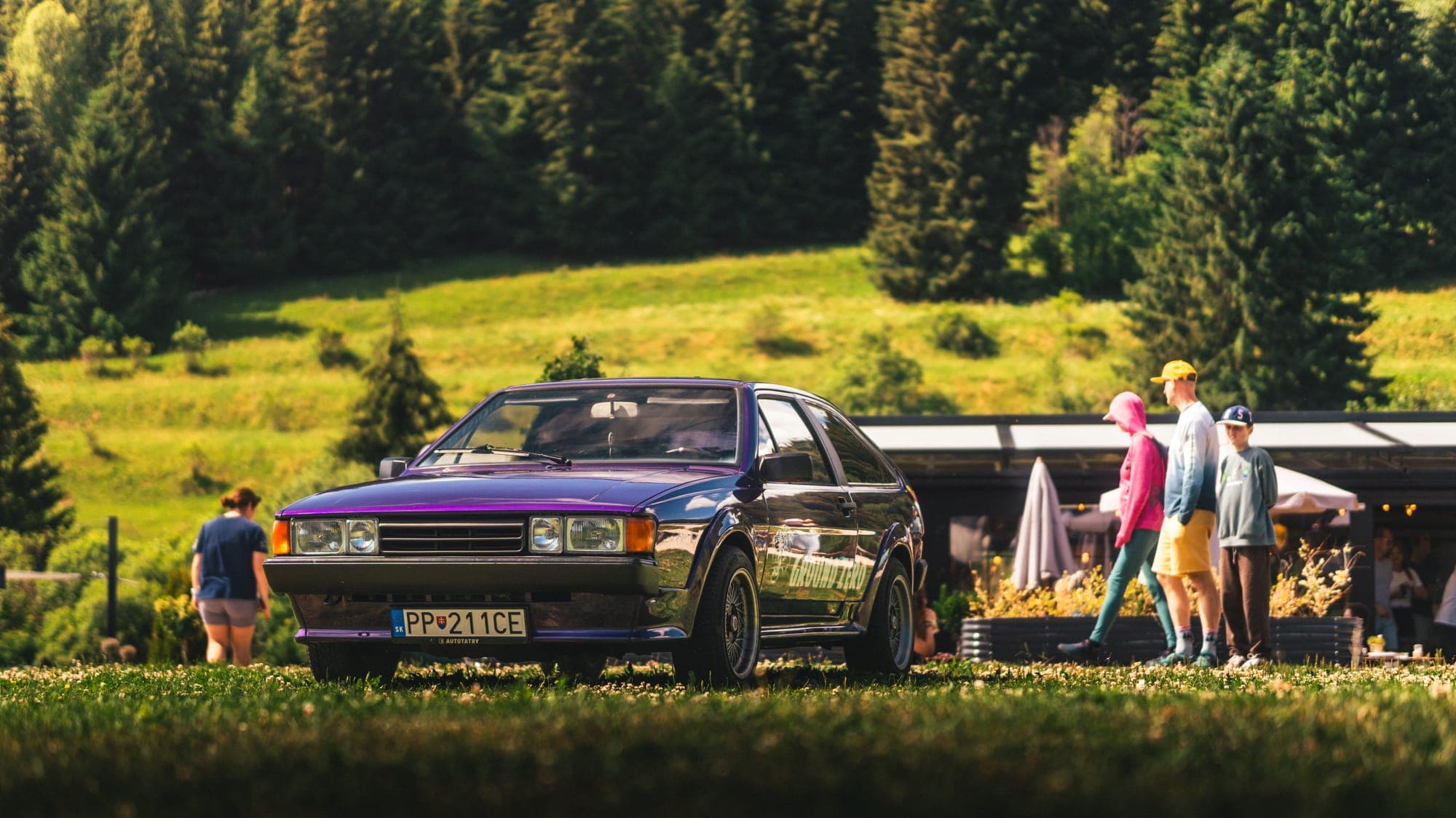 Klasické auto pri stánkoch na lúke