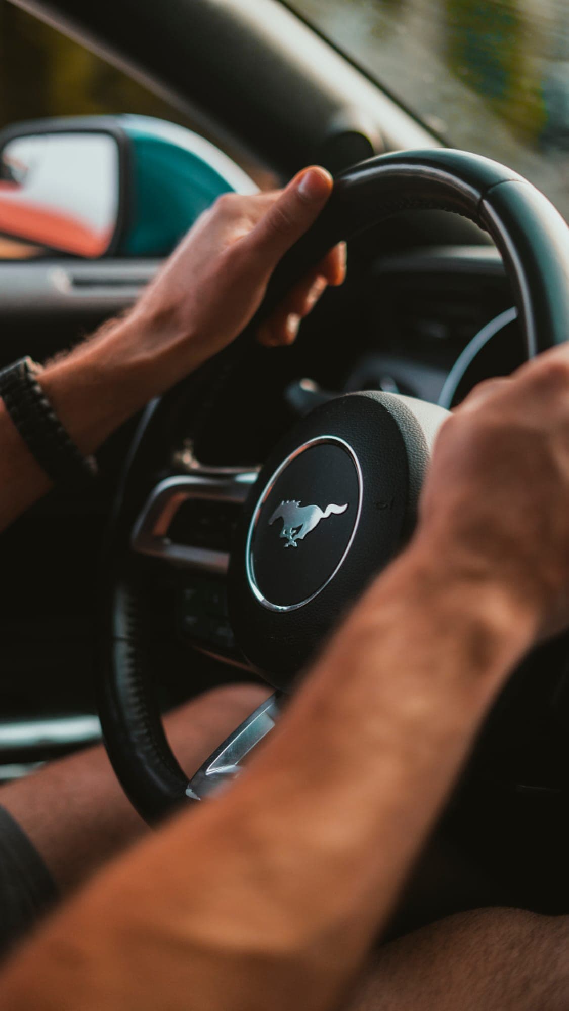 Ruka na volante Mustangu